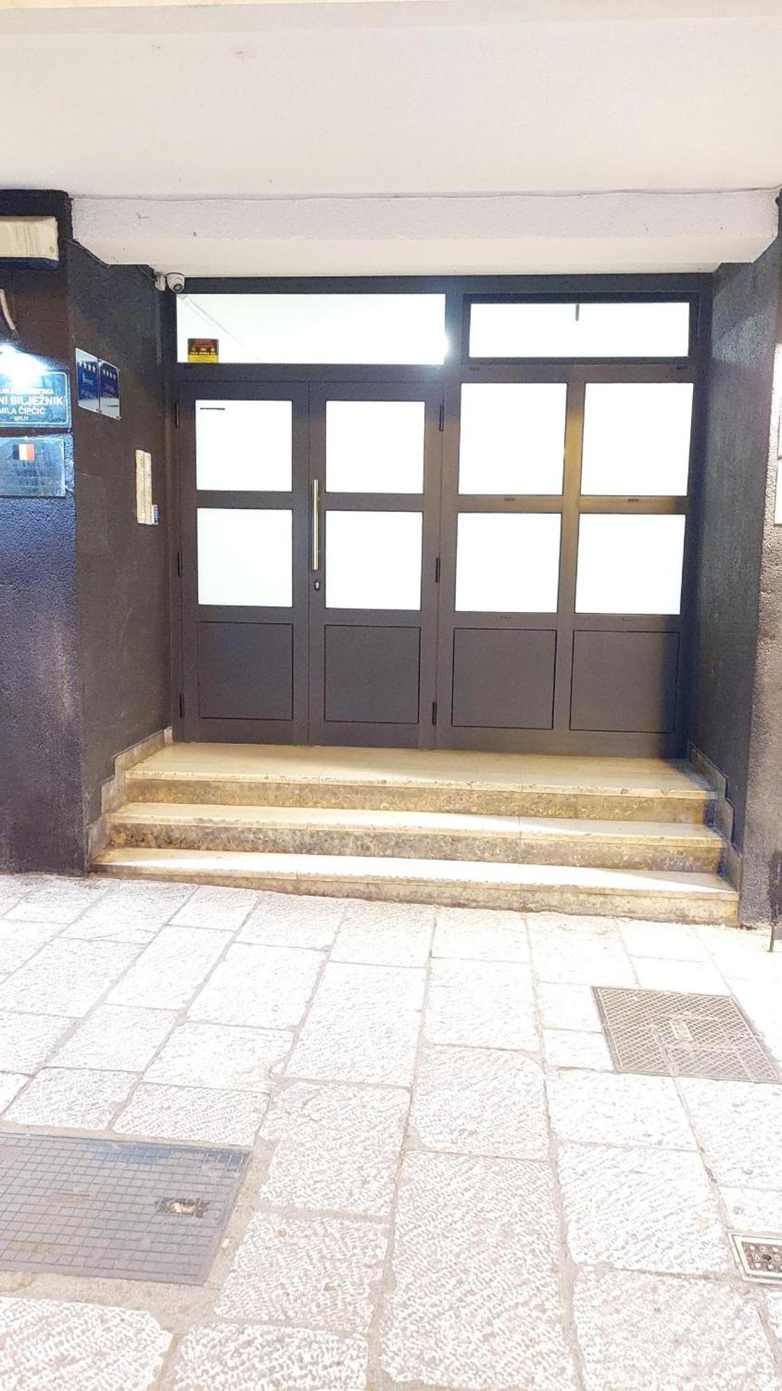 Room With Private Toilet And Terrace In City Center In Shared Apartment Split Exterior photo